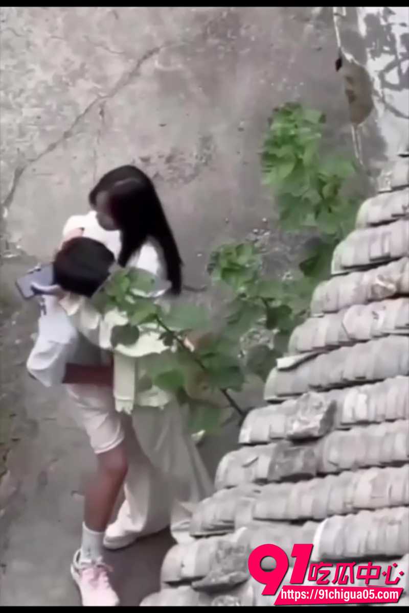郑州职业学院情侣户外激情 妹子被男友抠逼高潮腿软 这表情一看就爽翻了！