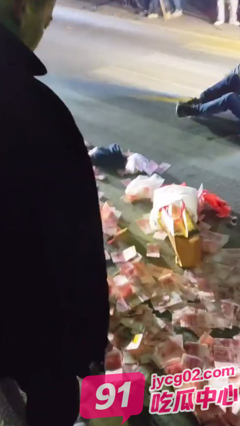 山东蚌埠男子街头撒钱引围观 市民举动暖心：钱堆成山却无一人伸手 配图4