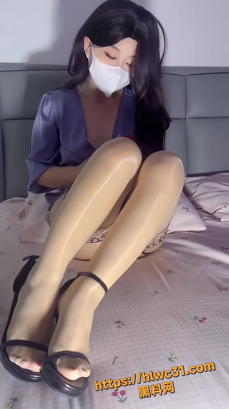 老公带野男人回家 让极品骚妻 珊迪 跪舔服务 自己藏在一旁打飞机观看