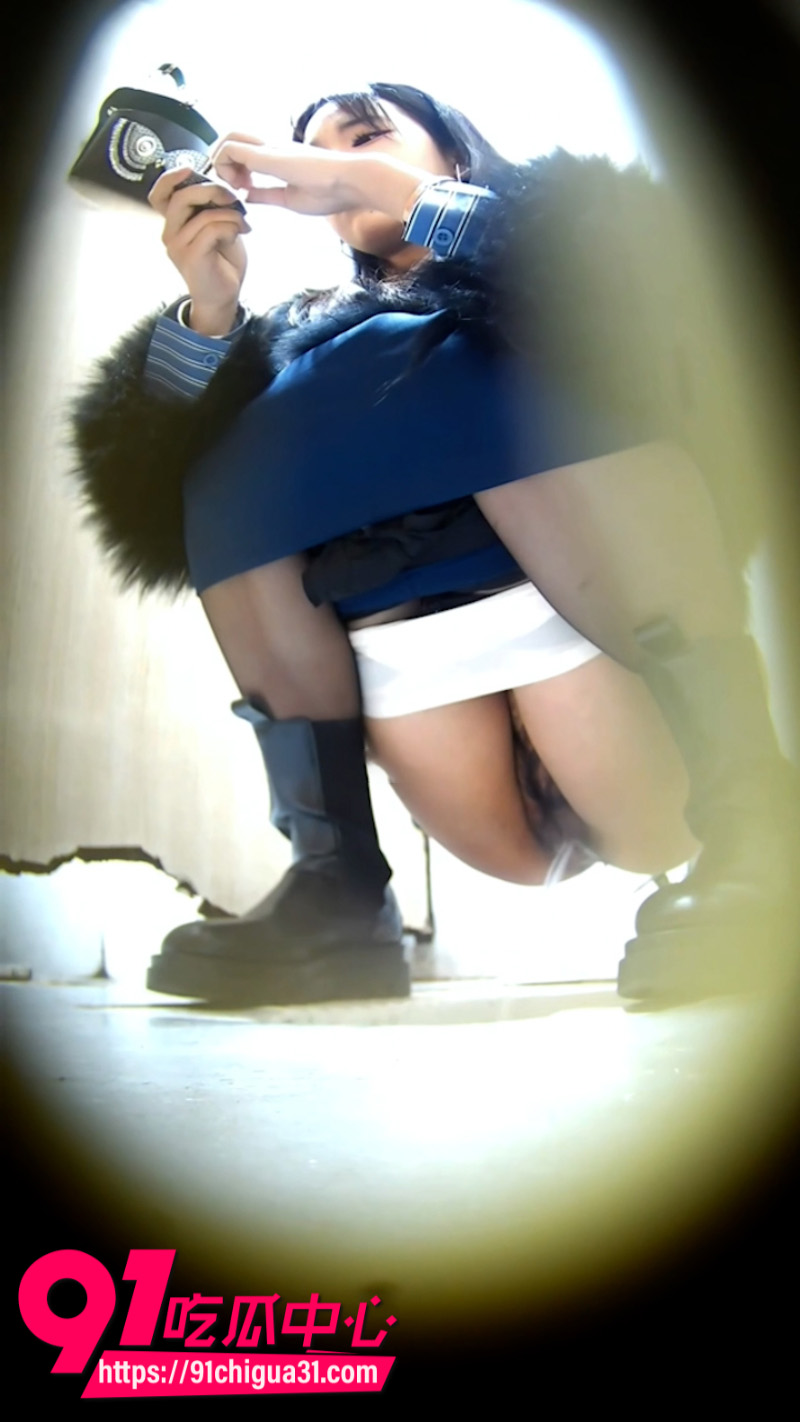 厕拍大神在酒吧女厕所安装摄像头偷拍美女逼脸同框画面6