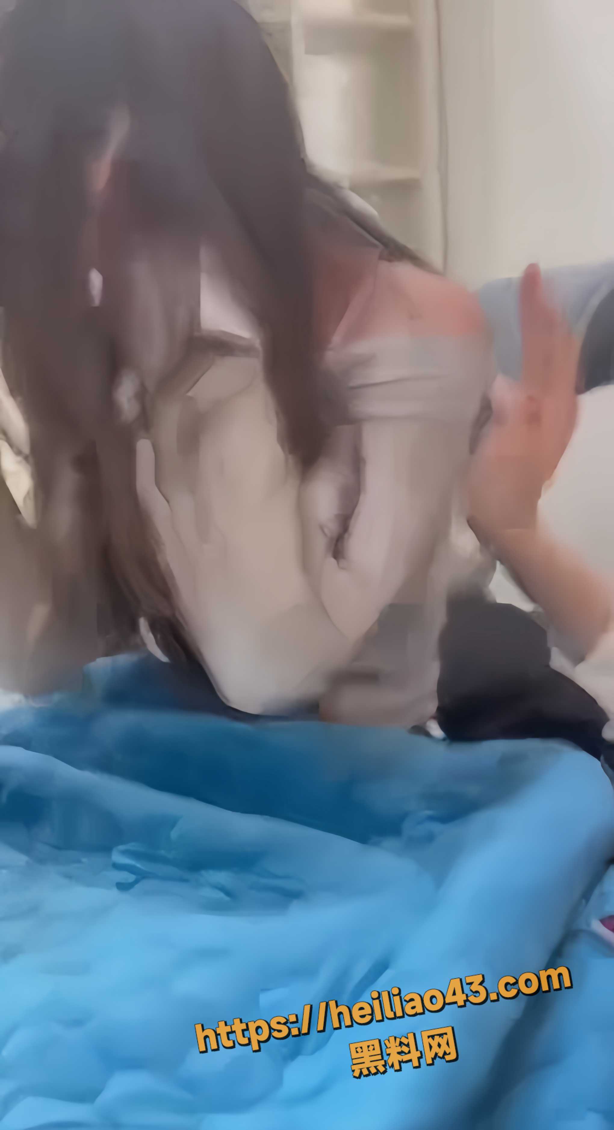 少女怀春 朋友赠送的假屌阳具被父母当场抓包 超羞耻现场！