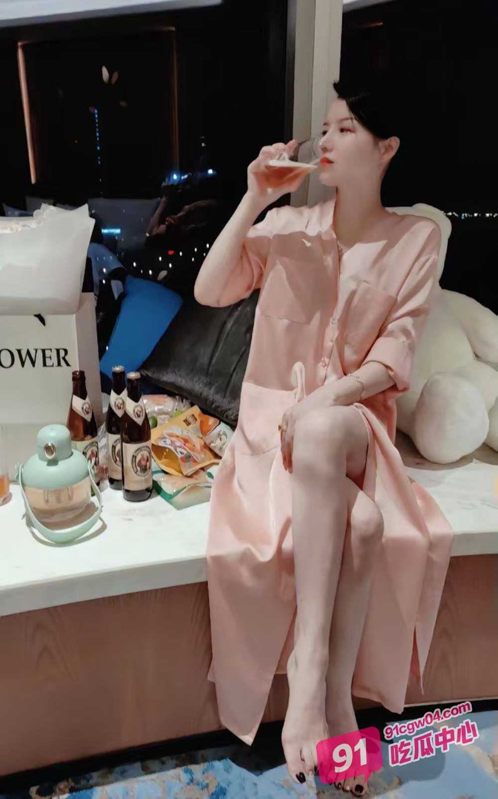 是亲生的吗？ 变态老公央求妻子在儿子旁边大胆露点露逼勾引儿子 自己悄悄拍摄场面刺激！ 配图3