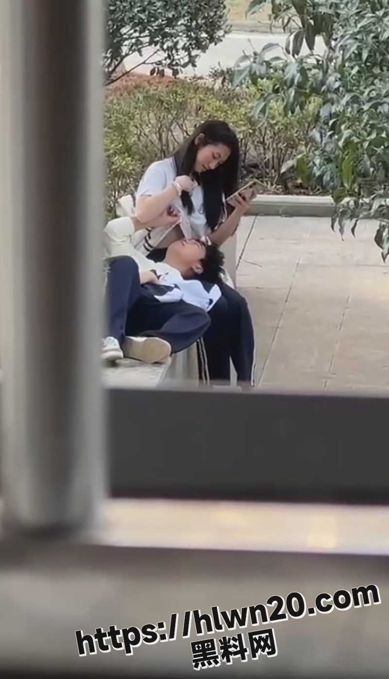厦门某高中热瓜爆料，小情侣校园喂奶偷拍，奶香味校服传遍校园！