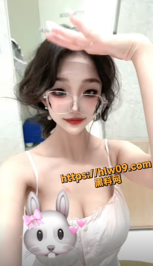 抖音章鱼丸子 玩滑板直播时不小心漏出真空巨乳 这下舒服了！