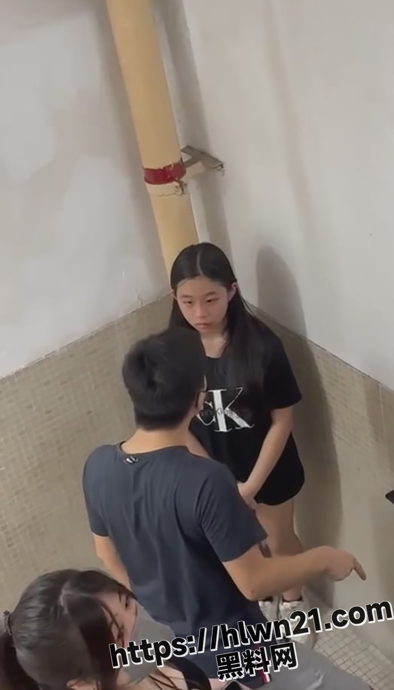 广东某学校再现霸凌事件 可爱清纯小美女遭一群精神小伙小妹 扇耳光霸凌！