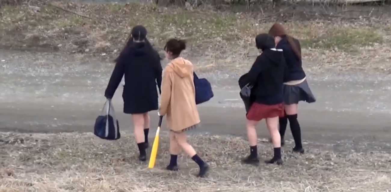 日本女高中生太开放了 放学回家路上组团撒野尿 结果被路过大叔偷拍