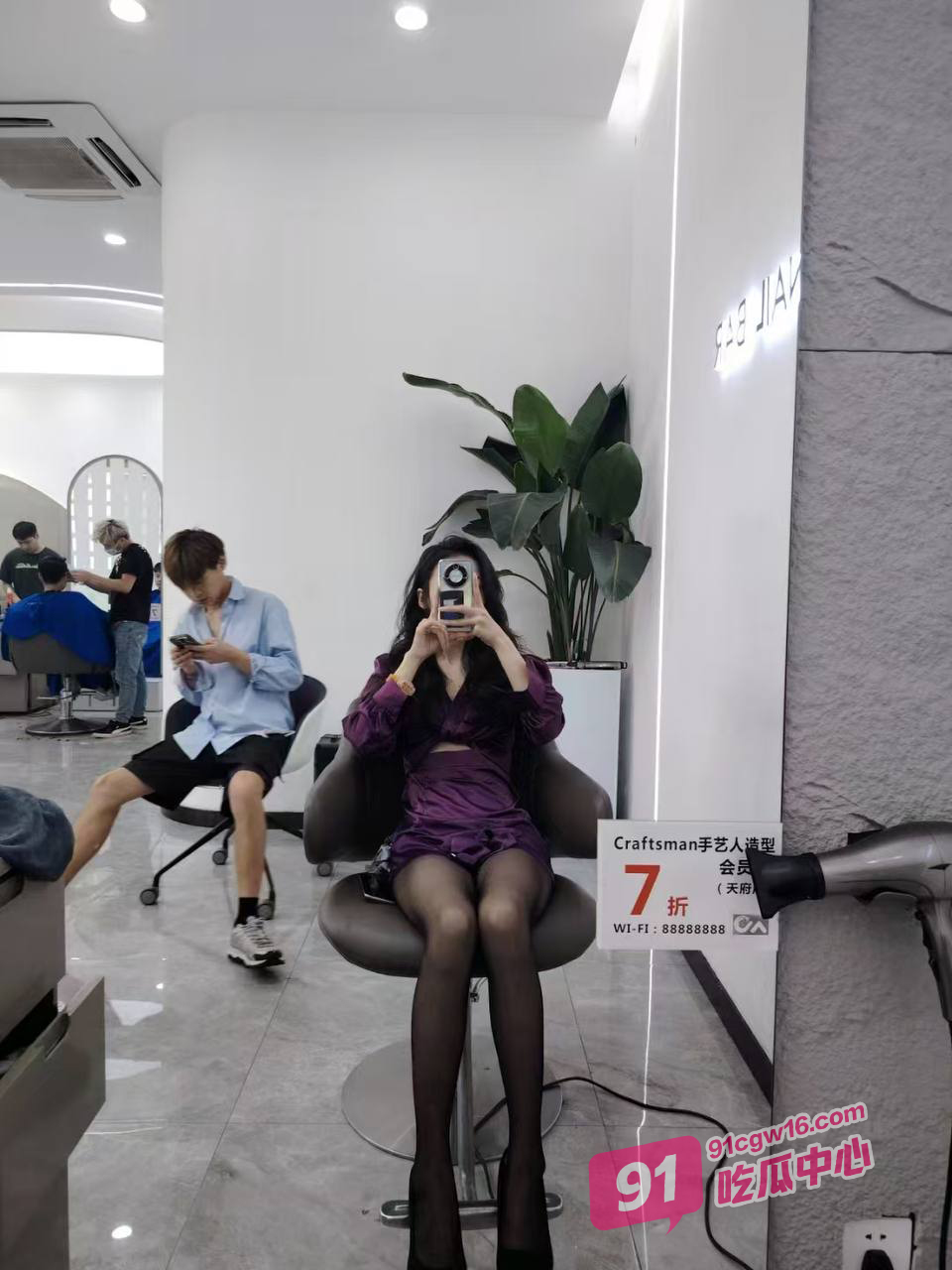 沈阳富二代SM调教大学生 带狗链沦为主人性虐玩物 跪地口交强制颜射！ 配图3