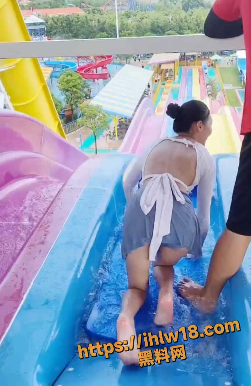 出门在外要保护好自己 大神拍下水上乐园美女的精彩瞬间！