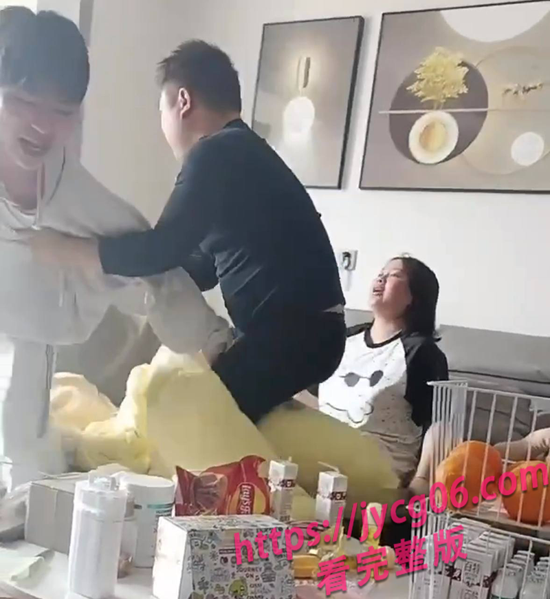 又是情绪失控式教育？重庆妈妈暴打儿子视频被邻居拍下疯传 配图6