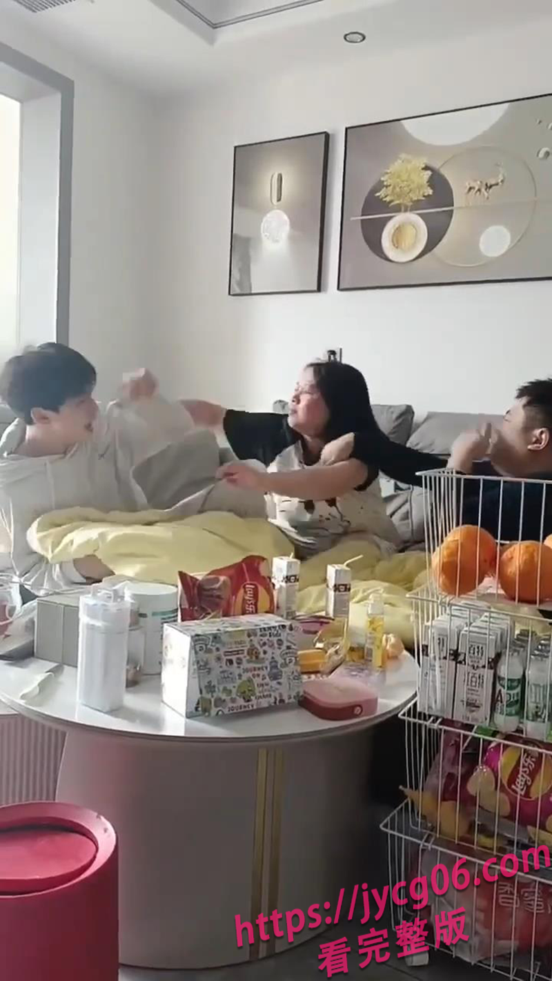 又是情绪失控式教育？重庆妈妈暴打儿子视频被邻居拍下疯传 配图2