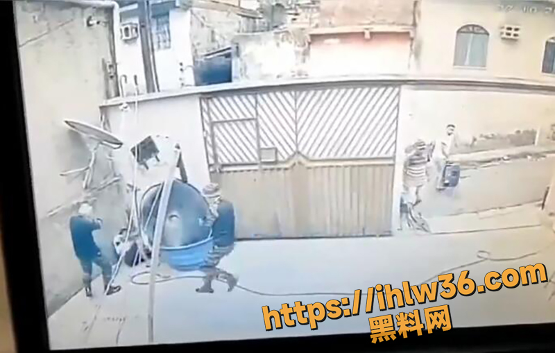 拉野尿也能被打枪 巴西贩毒集团头目在自家小便时被两名枪手连开数枪身亡 ！