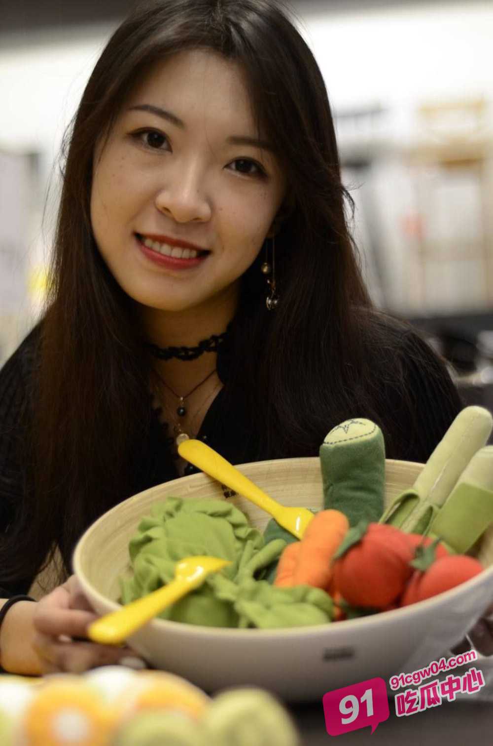 高颜值女神 秦敏华 沦为金主的专属母狗 舔脚深喉样样精通 爽的小母狗直呼受不了 配图2