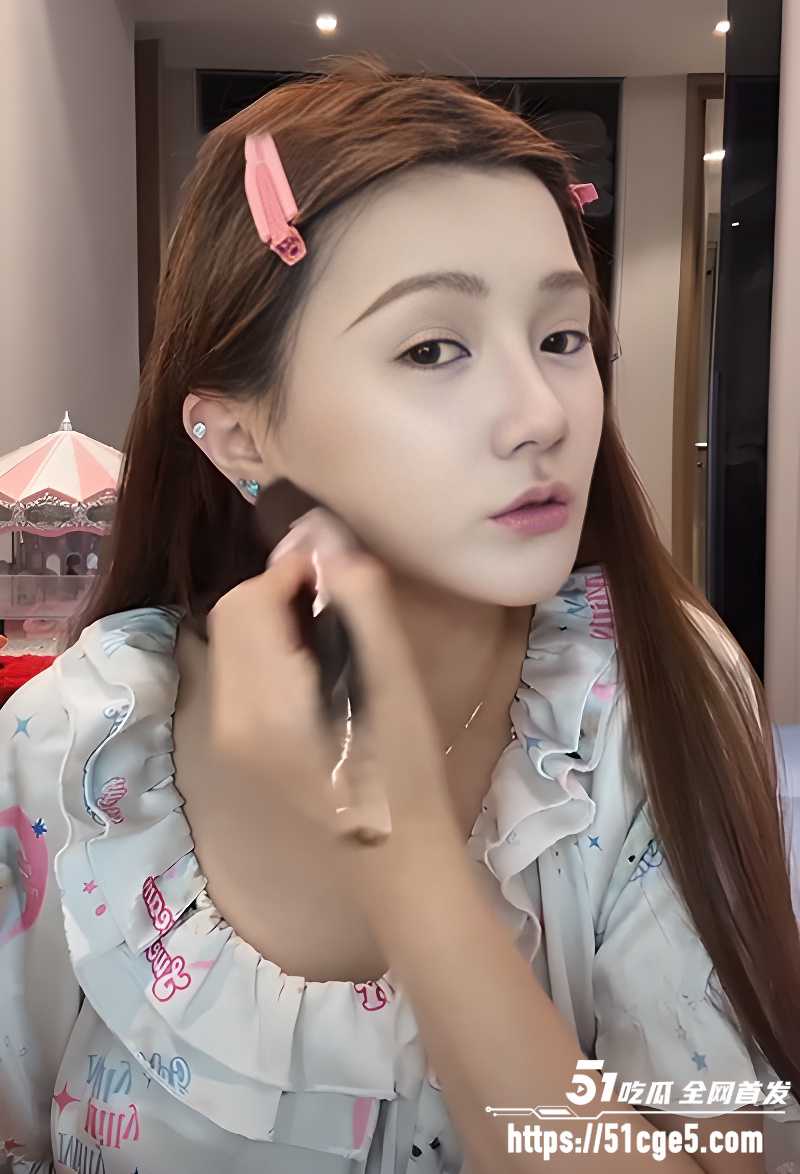 绝美网红主播真空走光合集 4