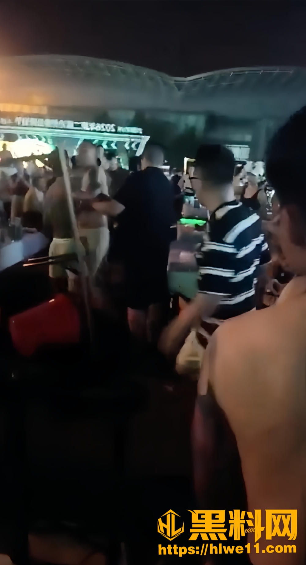广西北海夜市街突发激烈冲突 多名纹身男子竟当着警察的面大打出手