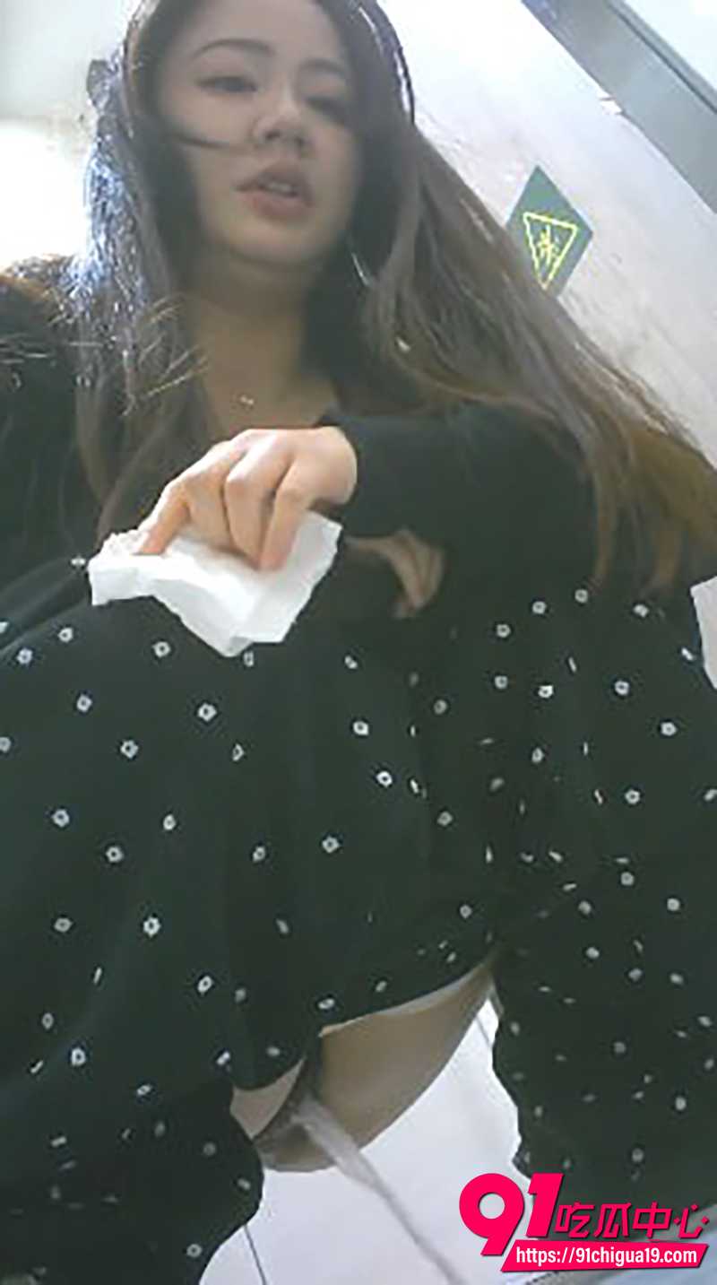 餐厅女厕全景偷拍 6