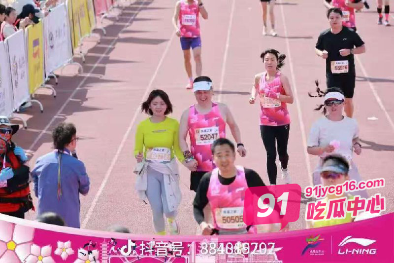无锡马拉松野鸳鸯上镜被抓！估计是哪里高管！各平台被疯狂压热度！