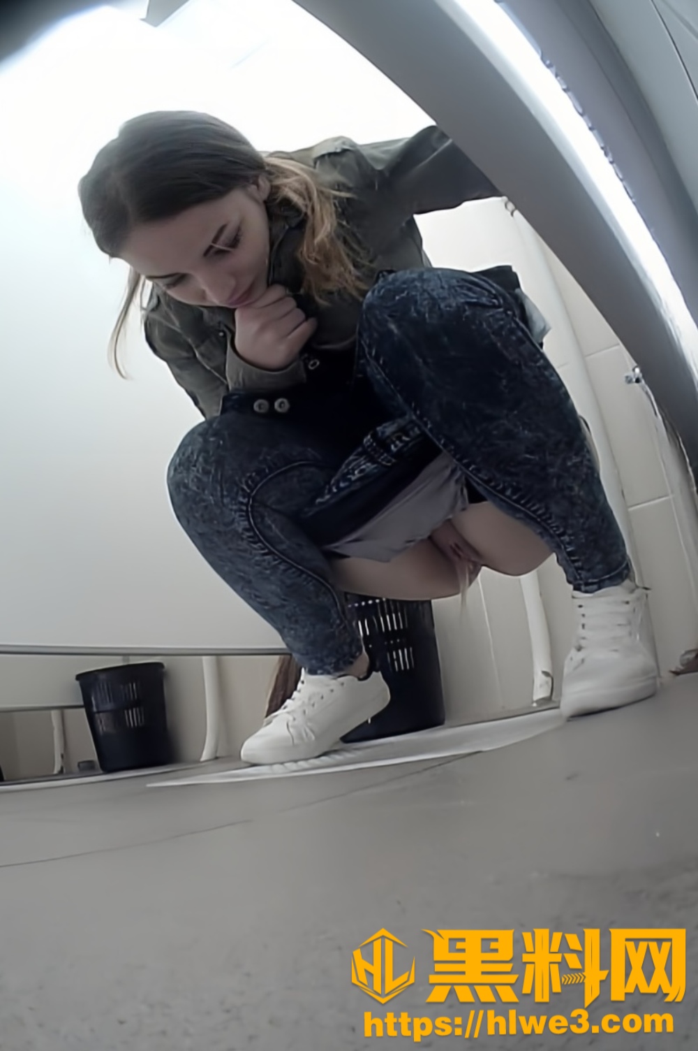 俄罗斯办公楼女厕真实偷拍 多位高颜值美女白虎嫩穴一览无余