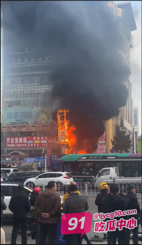 吉林时代广场大屏幕失火 群众：近期还消防大检查过 今天就着火？ 配图
