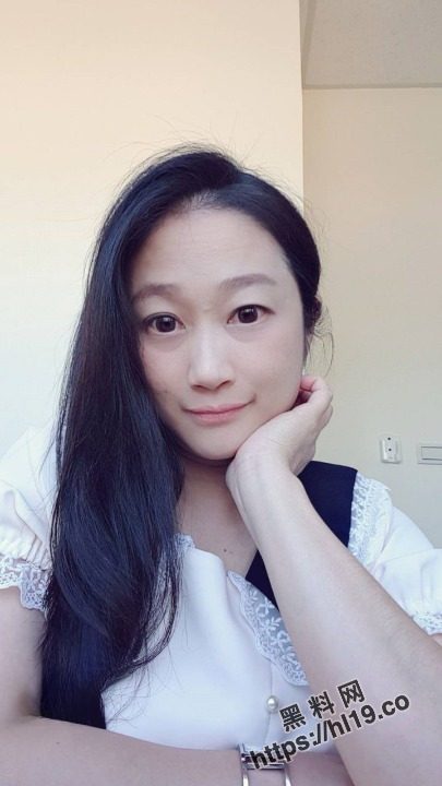 淫荡巨奶母狗F罩杯轻熟女，御姐全裸放尿开高叉脸穴同框，脱下奶罩可以把整个脸蒙住