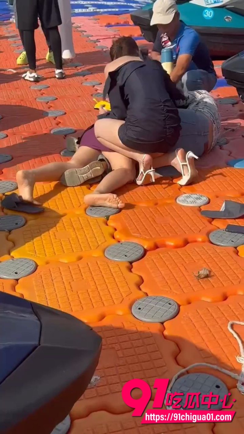 海南三亚海边 三女爆发冲突 头发一拽倒地就干2