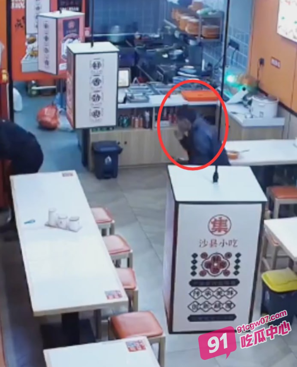 奇葩男喜欢闻屁？男子在沙县小吃餐馆内吃饭 没想到竟然偷闻服务员的屁股！ 配图3