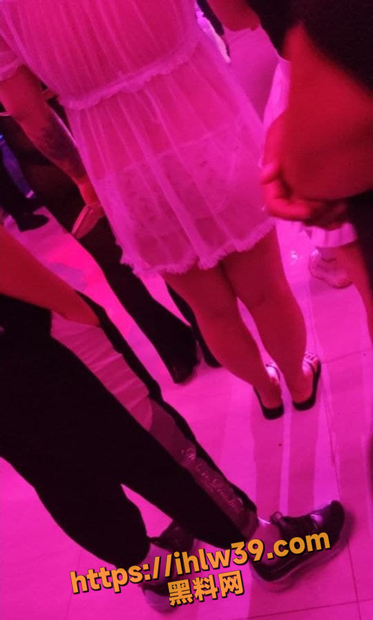 疯狂莎莎舞 淫乱的舞厅内抠逼摸奶摸鸡巴 口爆打站桩美女如云很刺激！
