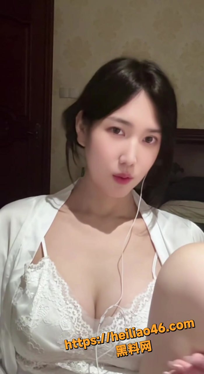 高颜值B站女神 小羽ASMR 木瓜巨乳全程露脸 道具深喉口交 这谁顶得住啊