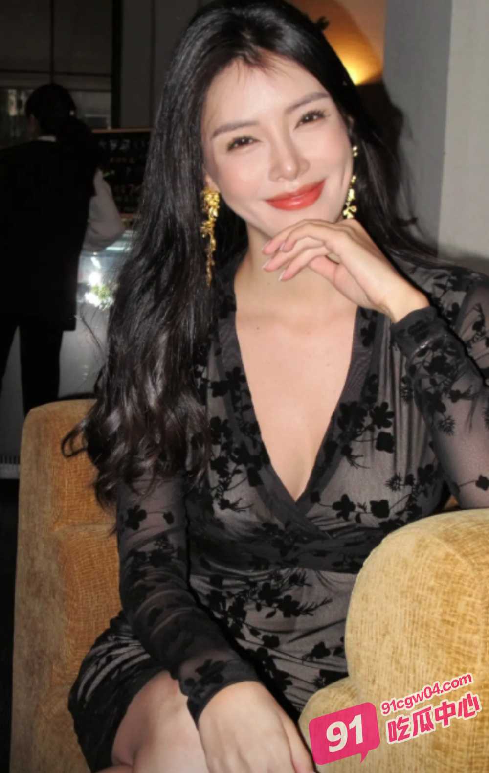 湖北轻熟女李晓洁 在酒店撅着屁股被小哥猛力插逼 打桩机式的冲撞少妇 配图2