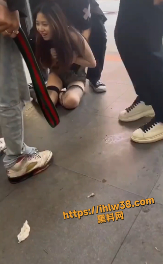 网红乱象 现在的年轻人为当网红毫无底线 公共场合鞭打屁股 拖鞋拍胸 甚至裸体跳粪池 想红想疯了？
