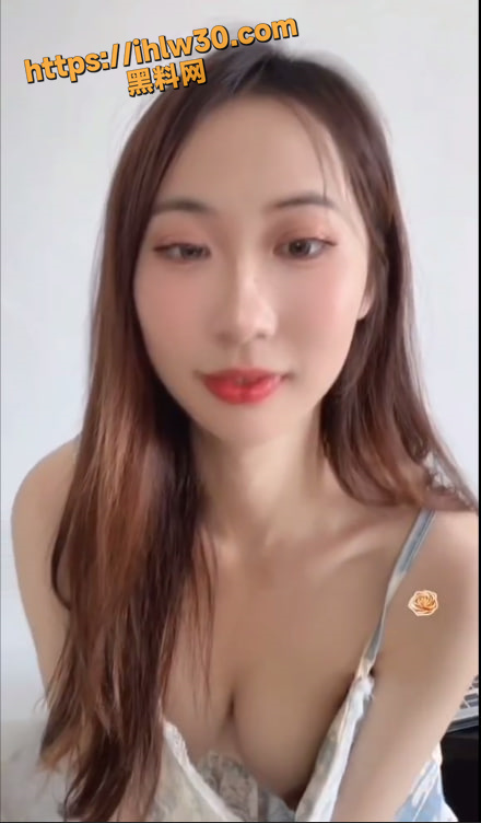 抖音闪现走光合集 极品妹妹直播不穿内衣 若隐若现露个小乳头出来 真是拿捏住家人们的心啊！