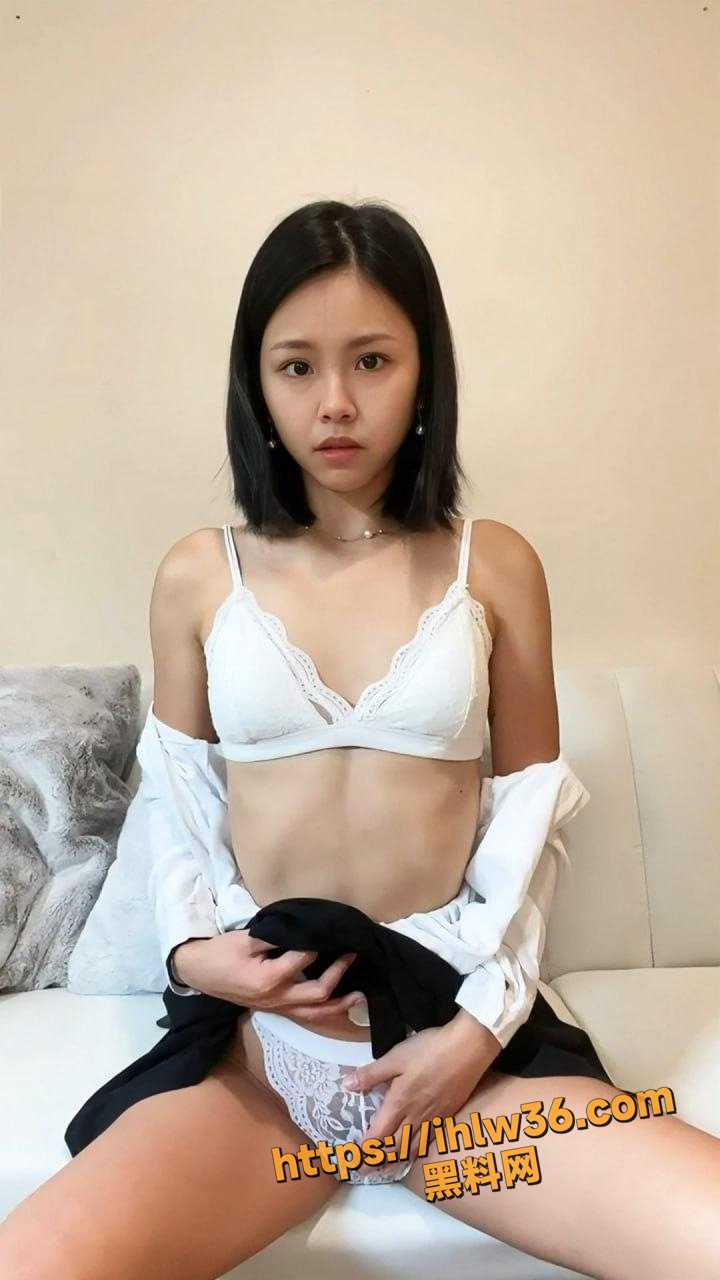 娇小可爱的混血甜妹逼痒难耐为欲望付出 裸露白虎馒头逼 大尺度自慰视频流出！