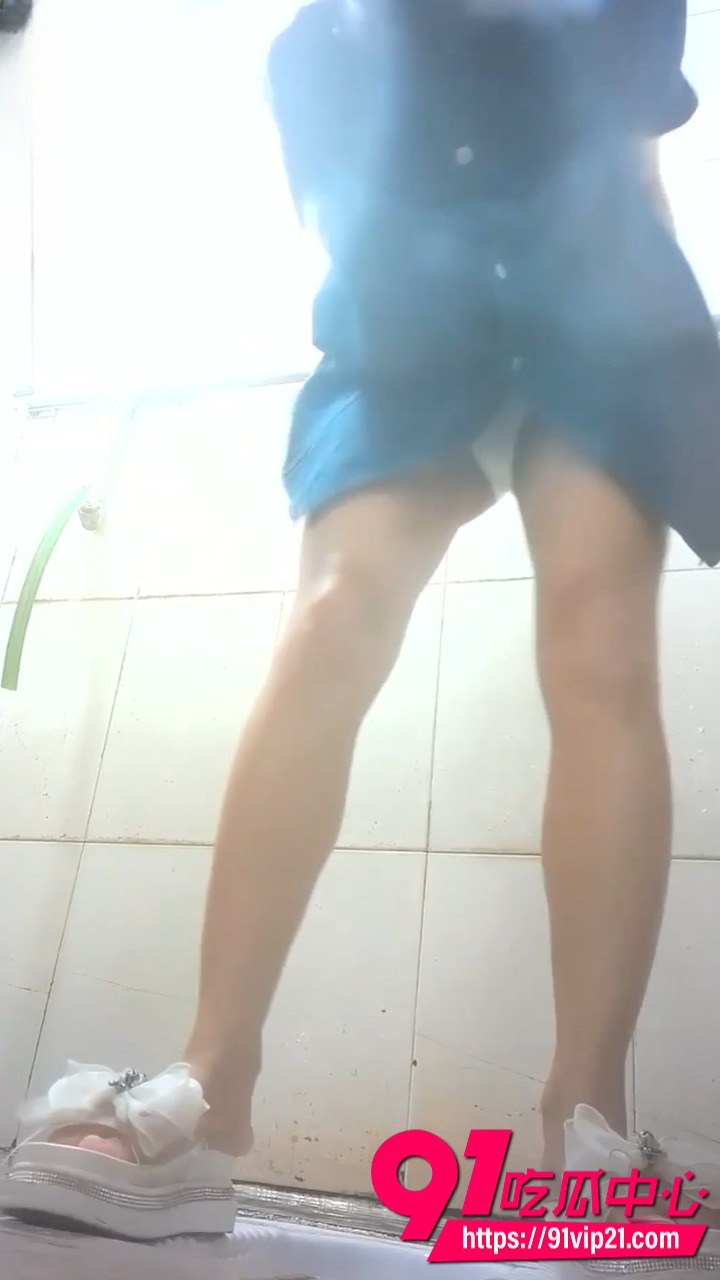 厕拍大神潜入广东某步行街女厕全景偷拍游客尿尿 耐克鞋棒球帽运动美女不穿内裤出门