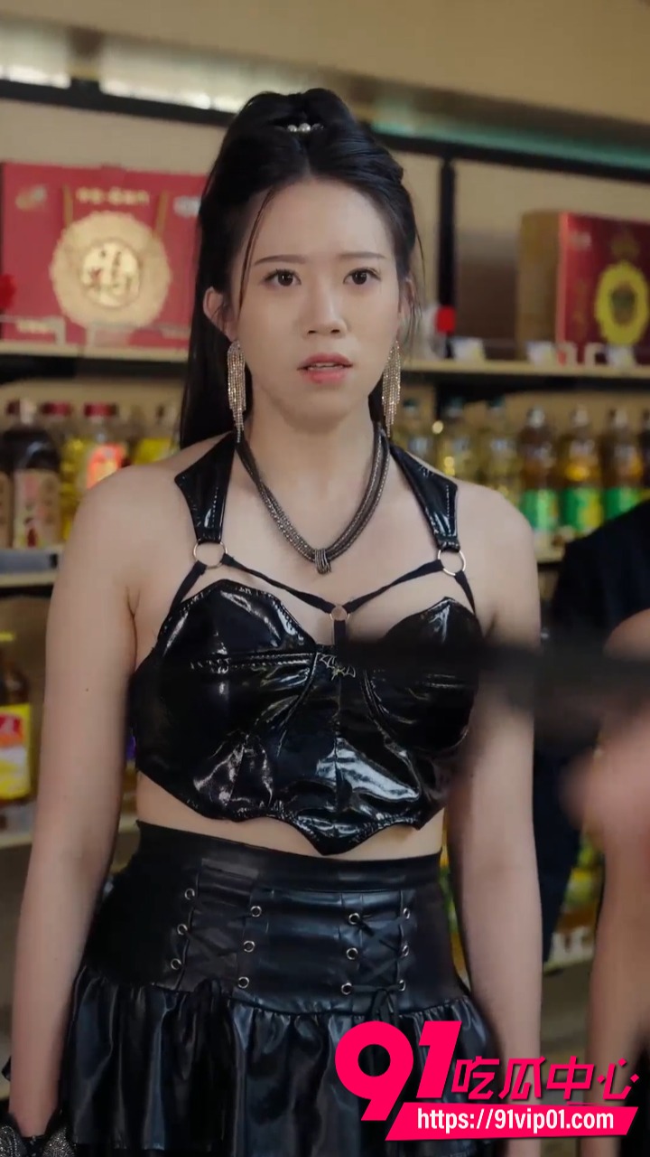 擦边短剧恶女传说 黑纱旗袍极品美女超市勾引 床上激情缠绵被抓现行