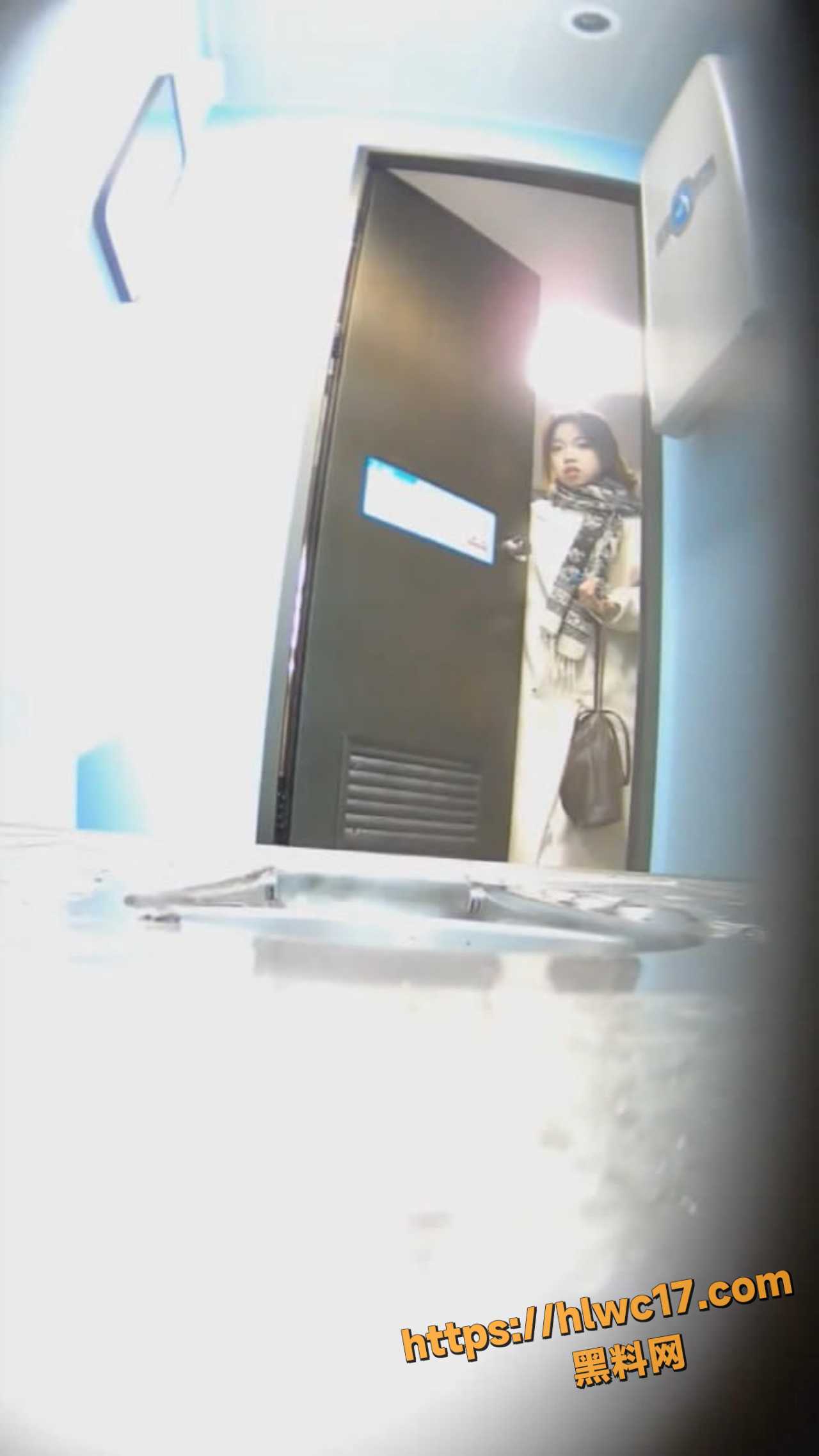 火车女厕偷拍女客尿尿 几个闺蜜轮流献逼 让人血脉喷张