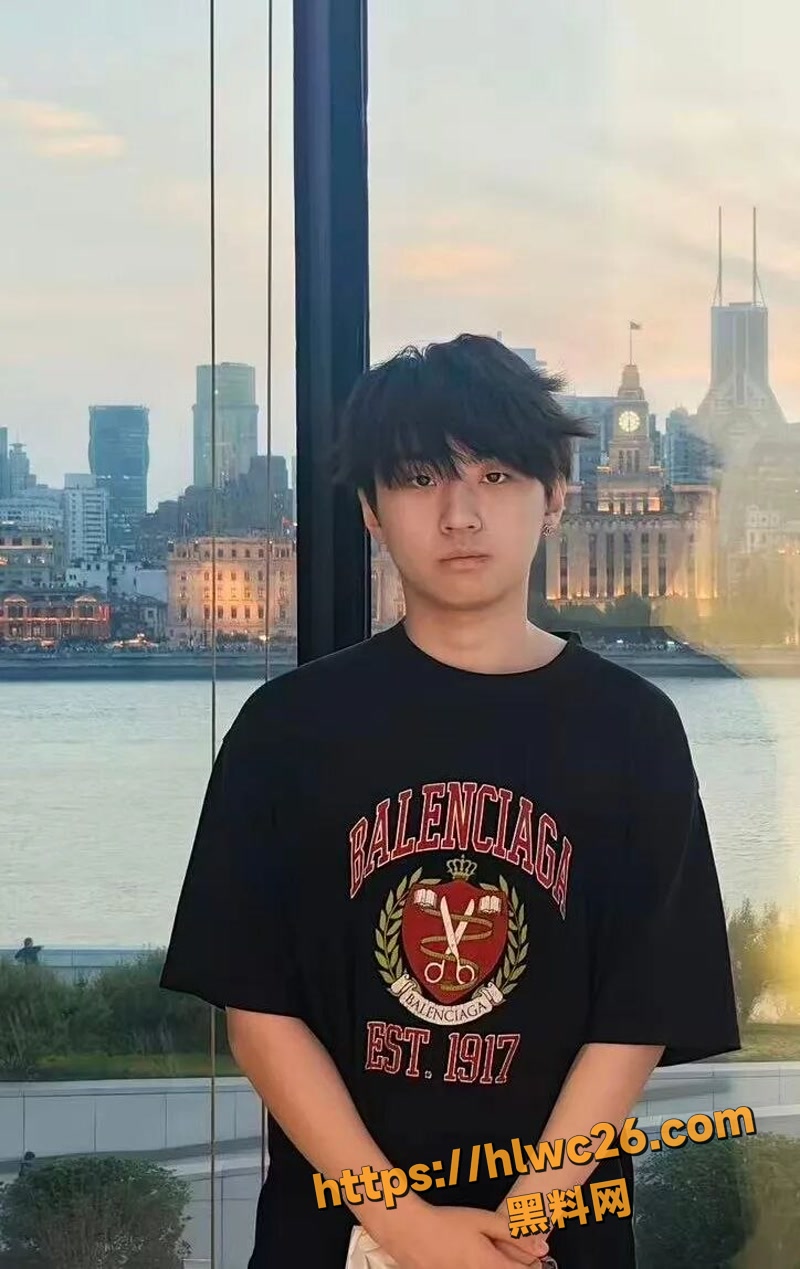 澳洲UQ留学生 李某某 彻底崩盘 软饭男傍富家女还发私密照炫耀 偷东西骗钱脚踏多船引起公愤