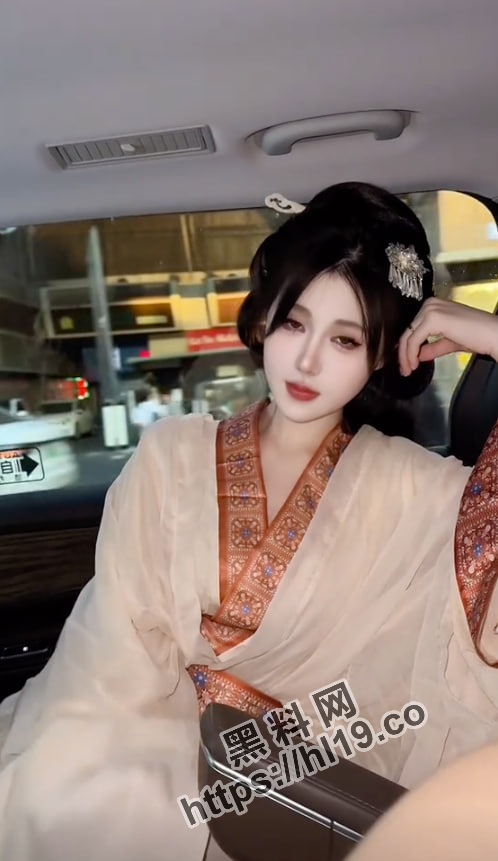 抖音 思思 直播之时大方将奶子展现给粉丝观看～颜值女神的气质一下就上头了！