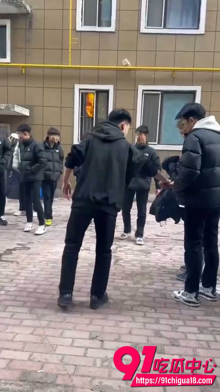 山东精神小伙单挑变群殴1