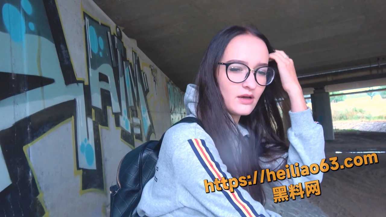 捷克街头搭讪系列 伤心欲绝的年轻女子在户外桥下性交了！