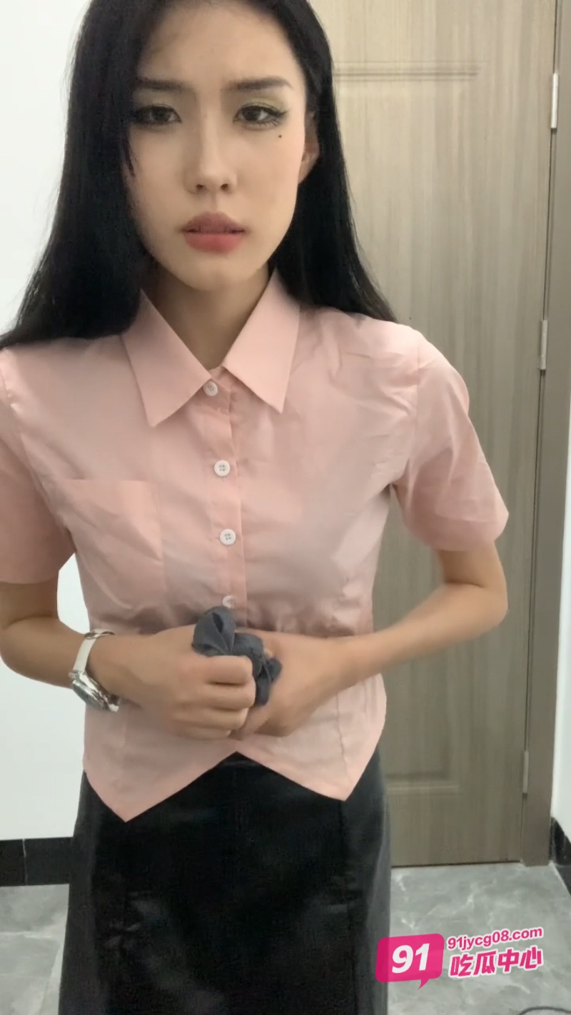 性感女秘被老板PUA献身 想上位就得乖乖接受老板的“奖励”～ 配图2