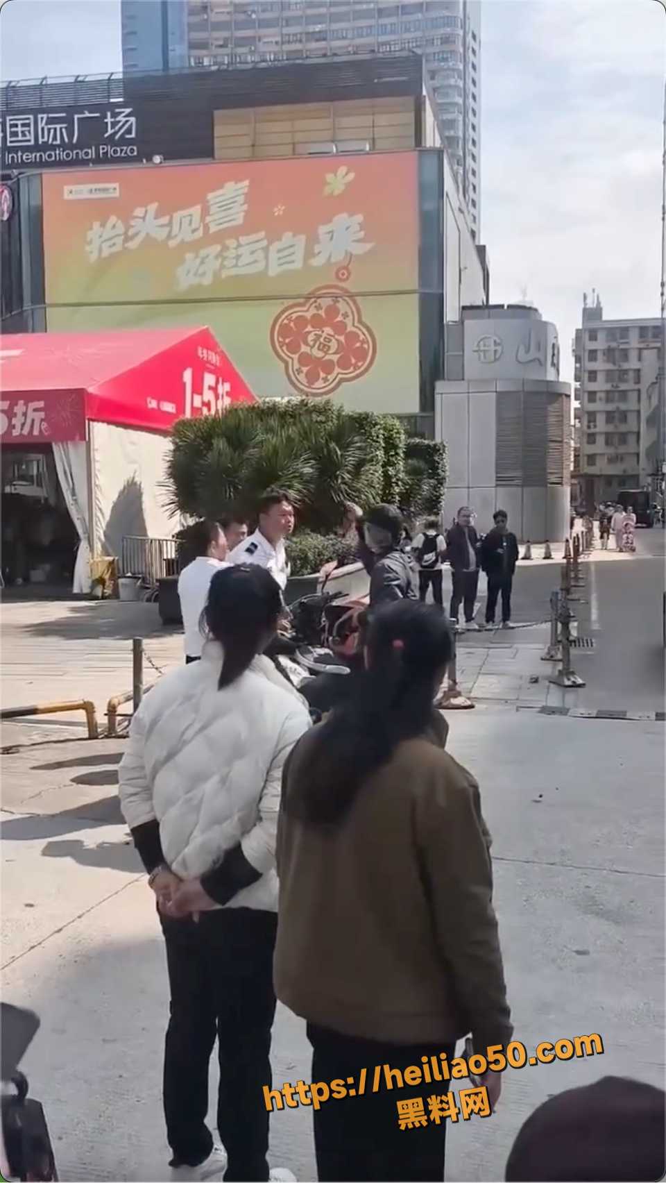 一年一度外卖员大战保安海南海口上演 激烈互殴吃瓜现场火爆围观！