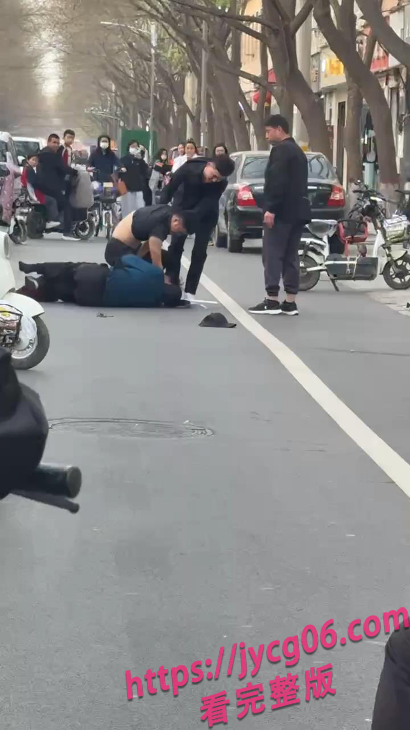 哄堂大孝了家人们！河北街头小三指挥男子拳脚伺候爹妈！ 配图10