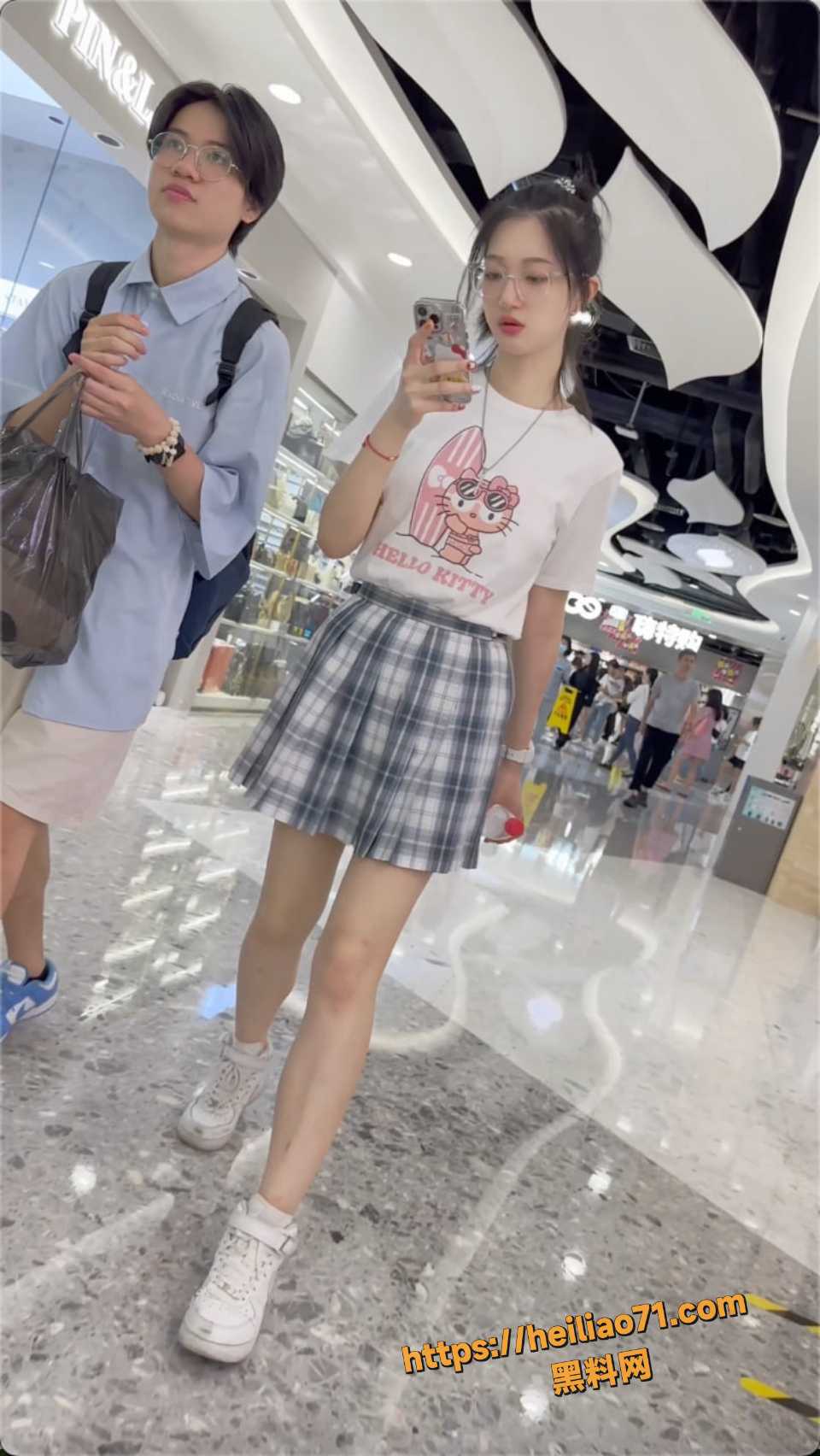 抄底大神KFC商场偷拍 高气质JK制服眼镜妹 超白色内裤走光