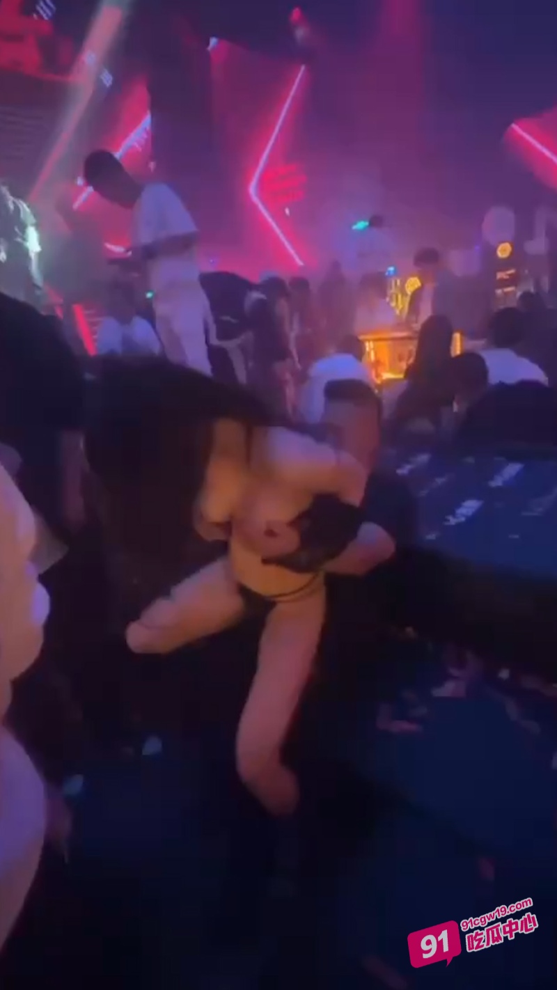 淫乱酒吧！女dancer极限诱惑黑皮小哥 “我感觉这兄弟快撑不住了” 配图3