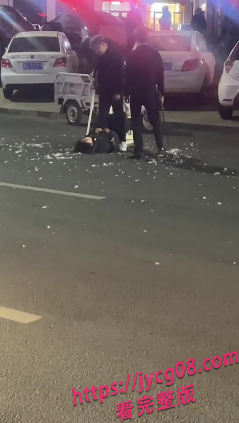山东街头冲突升级！小伙被打到抽搐×施暴者驾无牌车逃逸！
