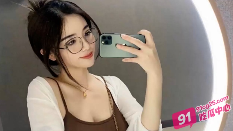 上戏女神陶涵玉 人前玉女人后风骚 与炮友开房视频全网疯传！ 配图