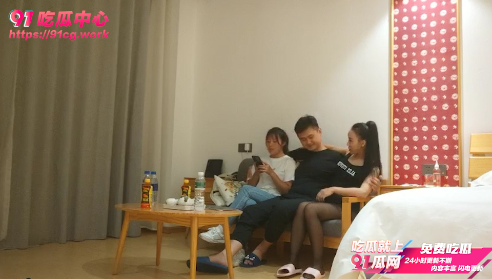 【中年夫妻4P交换】绿帽妻子强迫自己的丈夫跟自己去玩换妻 良家穿上黑丝一下就变样了