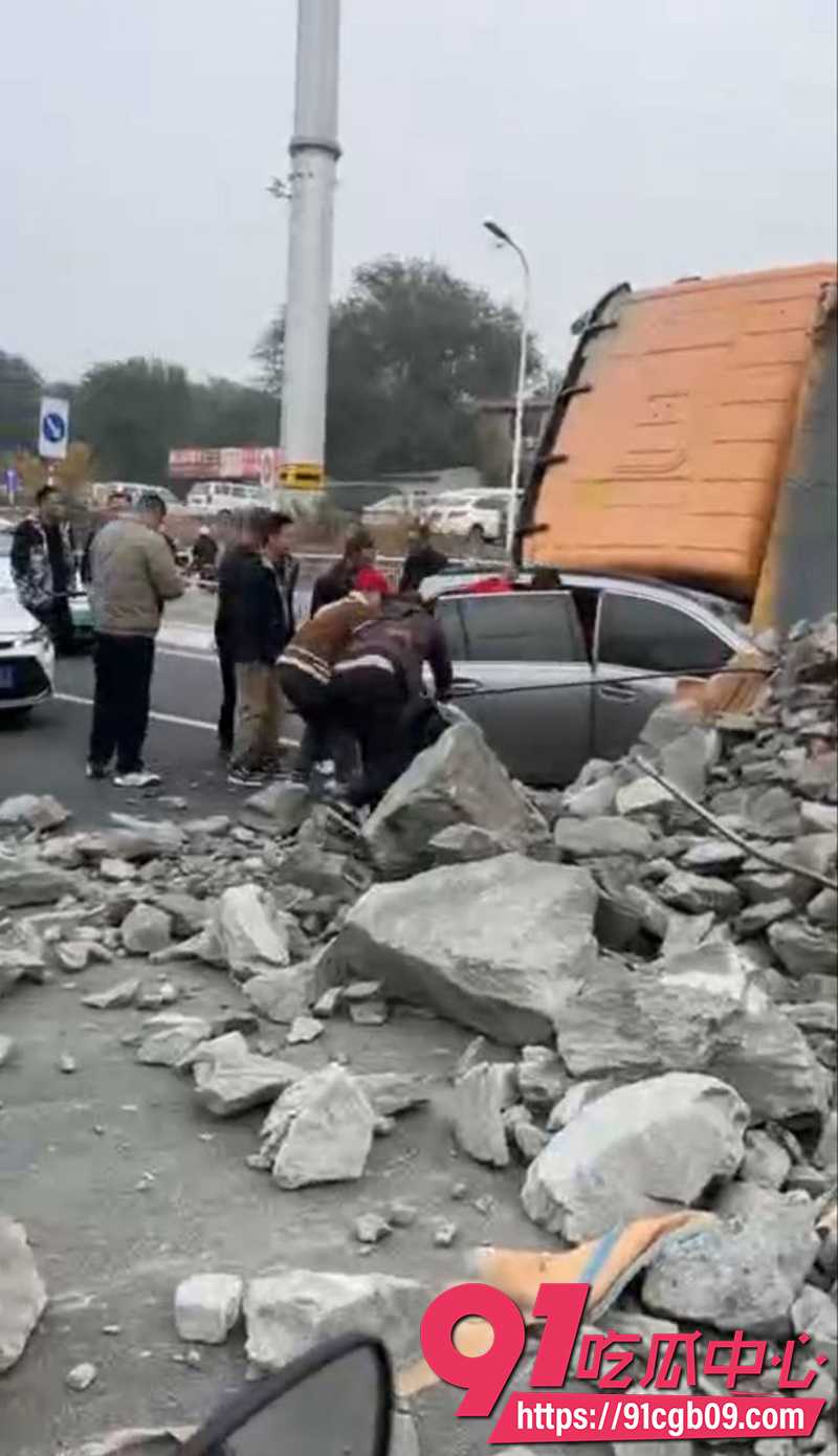 10烟台渣土车路口侧翻掩埋两车 7