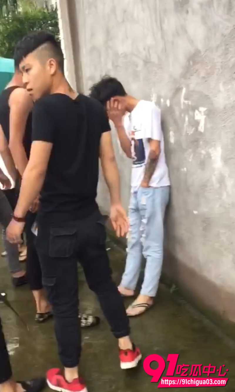精神小伙群殴霸凌白衣少年2
