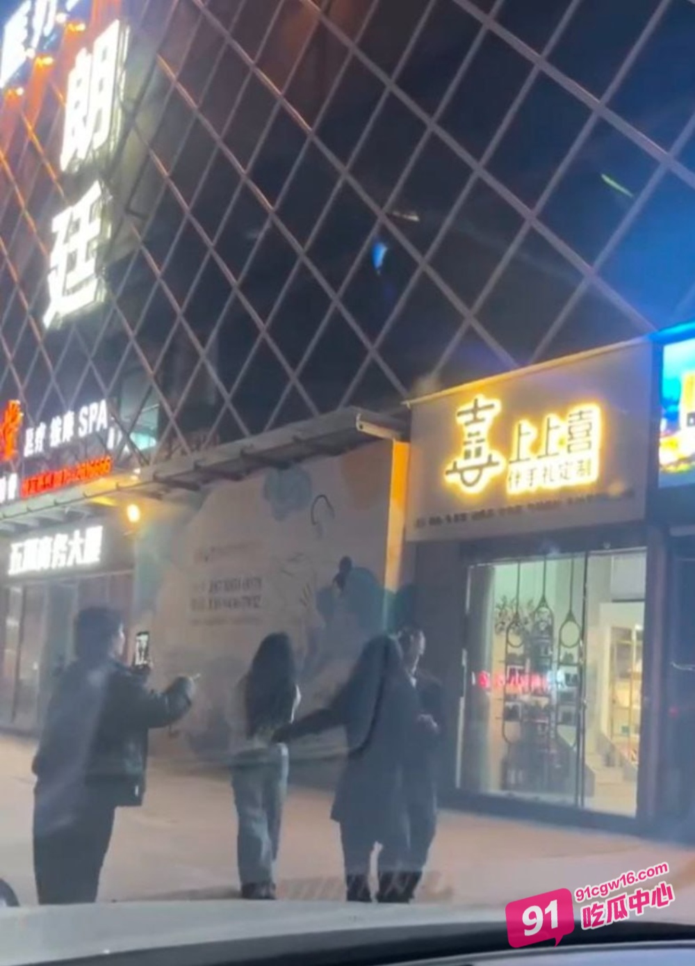 云南保山市君悦广场表白事件～王麒麟分手无缝衔接表白 原配大闹现场视频曝光！ 配图