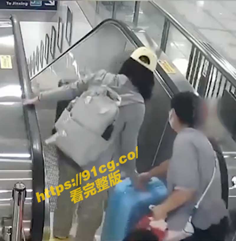 重力加速度！车站傻女孩放行李箱子给扶梯坐转眼间把人撞飞叫医